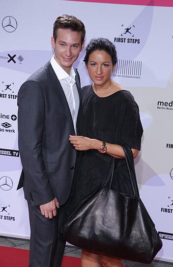 Vladimir Burlakov und Minu Barati auf dem Roten Teppich zur Verleihung der First Steps Awards in Berlin.