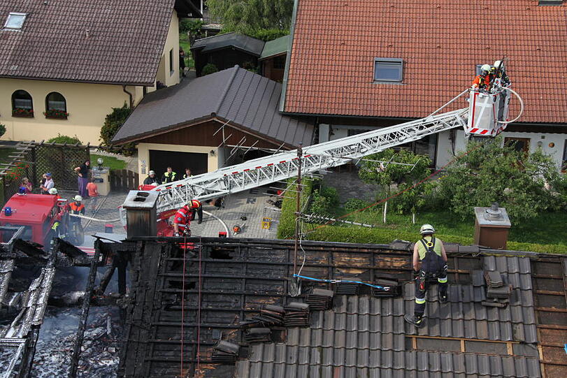 Rauchschwaden in Eiselfing: Ein Wohnhaus steht in Flammen.