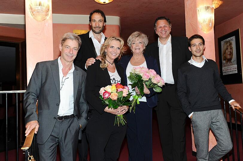 Grit Boettcher mit Tochter Nicole Belstler Boettcher und Rolf Berg, Manfred Stecher, Werner Michael Dammann und Frank Büssing bei der Premiere der Komödie "Omma Superstar" im Bayerischen Hof in München.