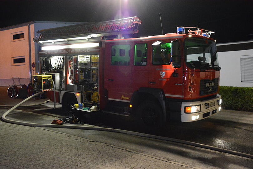 Zum Vollbrand eines Wohnhauses wurden die Feuerwehren aus Vilsbiburg, Seyboldsdorf, Aich und Bonbruck in der Nacht von Freitag auf Samstag kurz vor ein Uhr alarmiert.