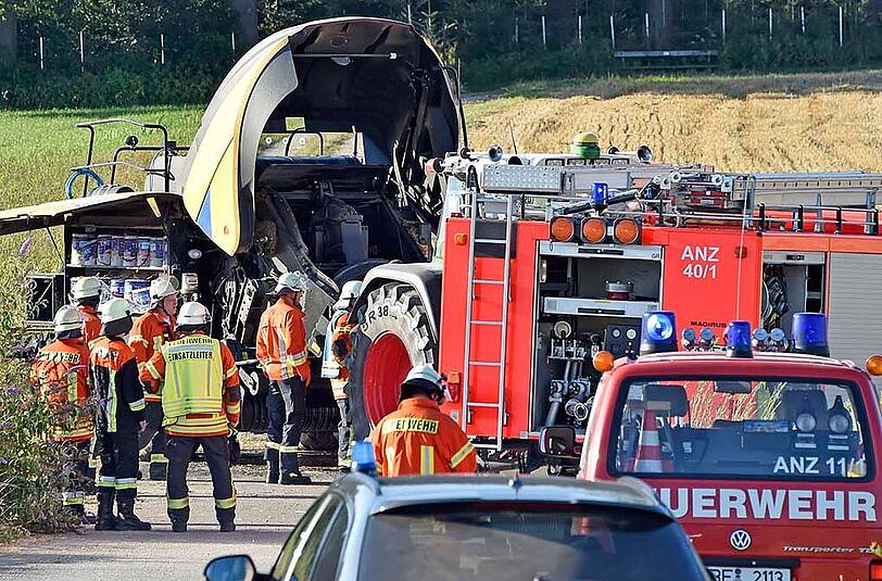 Rund 250 Quadratmeter des Feldes brannten ab - zuvor fing eine Strohballenpresse Feuer.
