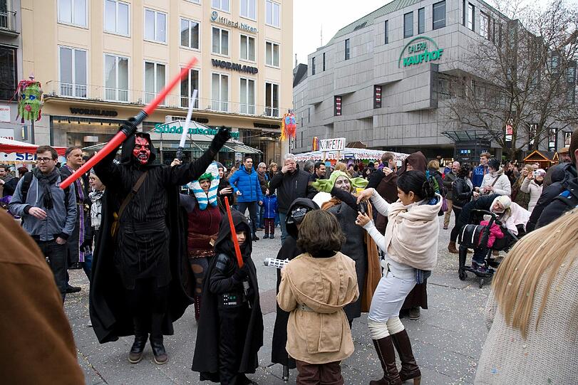 Buntes Treiben am Faschingssonntag in der Innenstadt
