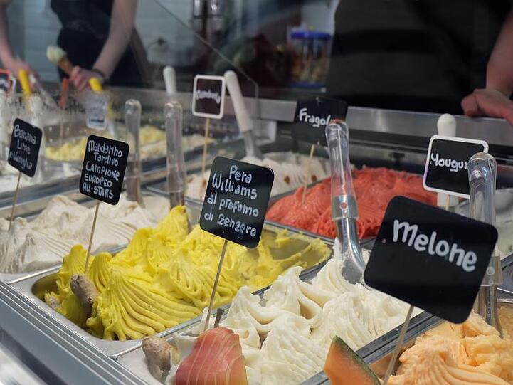 Verschiedene Eissorten, darunter Melonen- und Joghurt-Eis, in der Eisdiele "Cannolo Siciliano" in Rom.