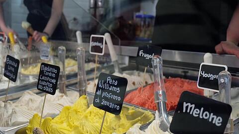 Verschiedene Eissorten, darunter Melonen- und Joghurt-Eis, in der Eisdiele "Cannolo Siciliano" in Rom.