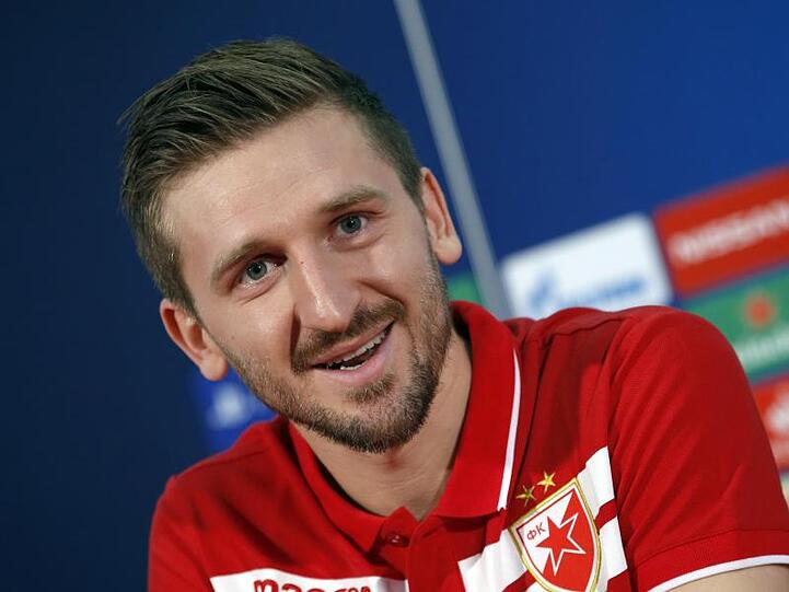 Marko Marin spricht bei einer Pressekonferenz. Foto: Darko Vojinovic/AP/Archivbild