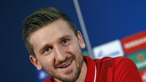 Marko Marin spricht bei einer Pressekonferenz. Foto: Darko Vojinovic/AP/Archivbild