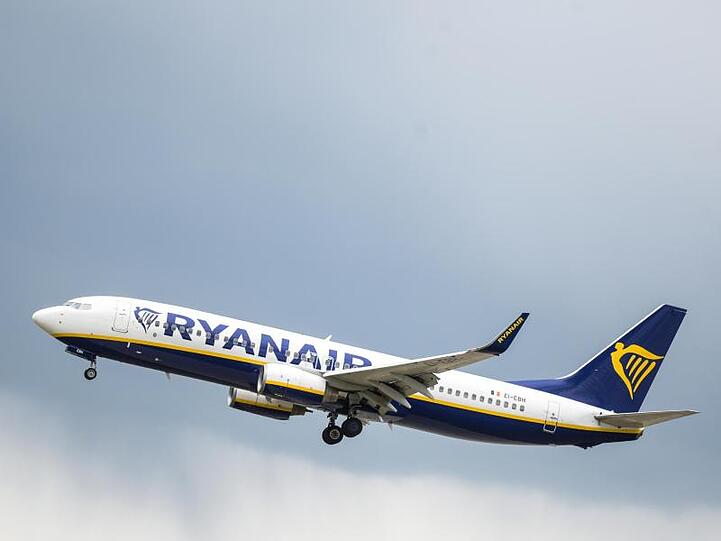 Nach einem deutlichen Gewinnrückgang blickt Ryanair nun vorsichtig auf das laufende Jahr.