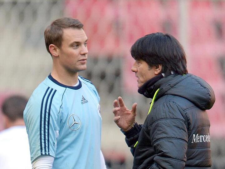 Bundestrainer Joachim Löw (r) und Torwart Manuel Neuer. Foto: Federico Gambarini/dpa/Archivbild
