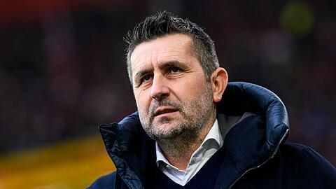 Fußball: Bundesliga, SC Freiburg - 1. FC Union Berlin, 17. Spieltag, Europa-Park Stadion. Union Berlins Trainer Nenad Bjelica steht vor dem Spiel im Stadion.