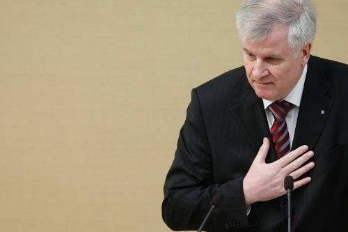 Der erste Kotau eines bayerischen Ministerpräsidenten: Seehofer bei seiner Rede.