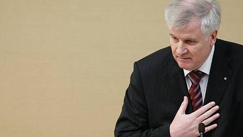 Der erste Kotau eines bayerischen Ministerpräsidenten: Seehofer bei seiner Rede.