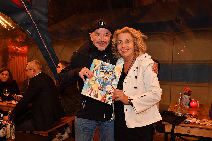 Ebenso war Christian Neureuther anwesend, der an der Seite von Michaela May in Richtung Kamera strahlte. Ebenso war Christian Neureuther anwesend, der an der Seite von Michaela May in Richtung Kamera strahlte.