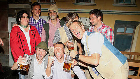 Die Derbyhelden auf der Wiesn: (2. Reihe, von li.): Hacker-PR-Chefin Birgit Zacher, Kai Bülow, Stefan Buck, Daniel Halfar (verdeckt), Alexander Ludwig, (vordere Reihe, von li.) Benny Lauth, Ex-Löwe Michael Hofmann und Stefan Aigner.