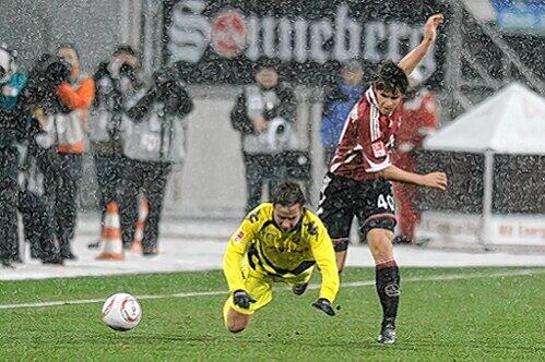 Champions unter sich: Nürnbergs Marvin Plattenhardt stoppt Dortmunds Mario Götze. Beide waren gemeinsam U17-Europameister.