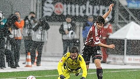 Champions unter sich: Nürnbergs Marvin Plattenhardt stoppt Dortmunds Mario Götze. Beide waren gemeinsam U17-Europameister.