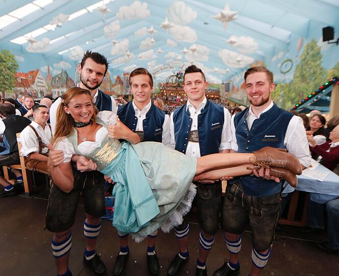 Der EHC feierte am Sonntag auf der Wiesn mit dem Wiesn-Playmate!