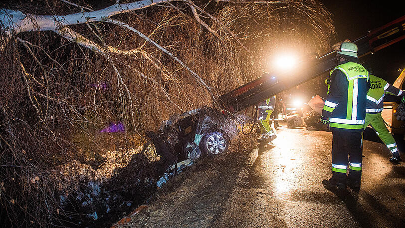 Der Wagen raste gegen einen Baum, entwurzelte ihn sogar. Der 35-jährige Fahrer starb noch am Unfallort.
