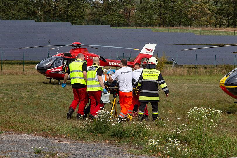Schlimmer Unfall bei Coburg: Ein Schulbus ist dabei in den Gegenverkehr gerast - fünf Schulkinder wurden dabei schwer verletzt.