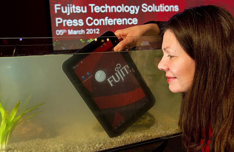Überhaupt sind Tablet-Computer heuer auf der CeBit wieder sehr gefragt. Immer robuster sollen die Allround-Geräte werden. Dieses Exemplar könnten sogar Fische verwenden, wenn sie es bedienen könnten: Es ist wasserdicht.