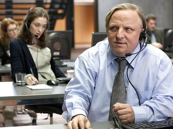 Matthias Wengeler (Axel Prahl) geht mit mäßiger Begeisterung seinem Job im Call Center nach