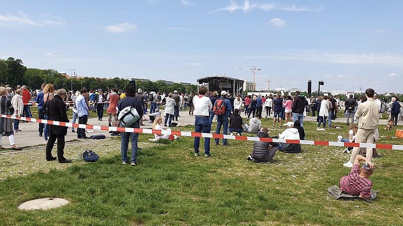 Die Teilnehmer trugen Masken. Der Mindestabstand von 1,5 Metern wurde vielerorts beachtet. Am süd-östlichen Eingang kam es zu Beginn der Demonstration zu einem kurzen Gedränge, das von der Polizei aufgelöst wurde.