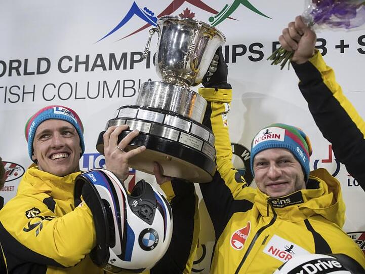 Francesco Friedrich (r) feiert bei der WM in Whistler mit Thorsten Margis seinen fünften Titel.