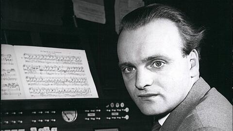 Der Dirigent, Cembalist und Organist Karl Richter.