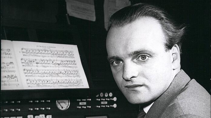 Der Dirigent, Cembalist und Organist Karl Richter.