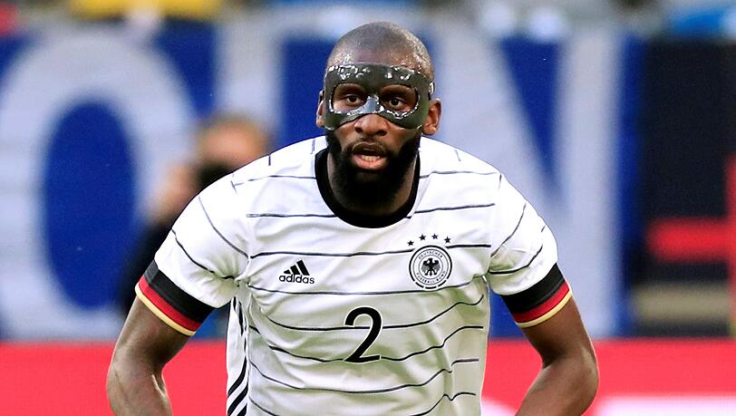 Antonio Rüdiger kassiert für seine Beiß-Attacke beim EM-Spiel Deutschland gegen Frankreich auf Twitter viel Spott.