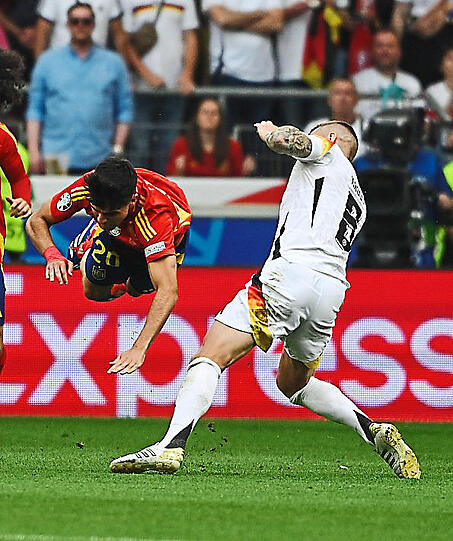 Heftiges Foul: Kroos trifft Spaniens Pedri, der verletzt raus muss.