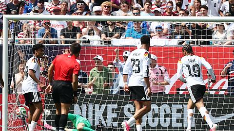 Leroy San&eacute; (r) bei seinem Siegtor mit dem starken linken Fu&szlig;.
