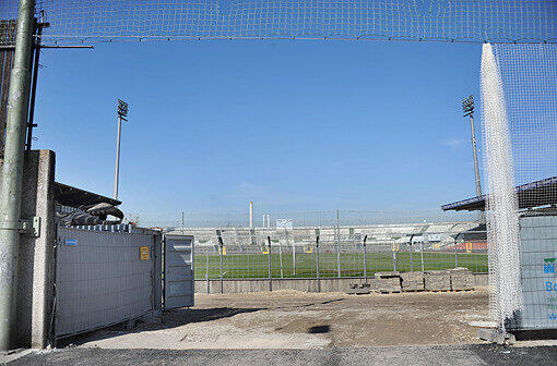 Die Bauarbeiten am Gründwalder Stadion in der Bilderstrecke.