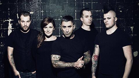 Die Broilers mit Bassistin Ines Maybaum und Sänger und Texter Sammy Amara (Mitte).