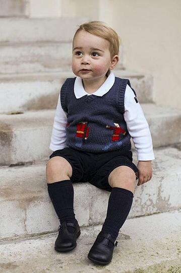 Der kleine Prinz George auf den Stufen des Kensington Palastes