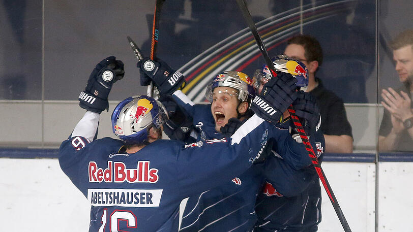 Dominik, der Erlöser: Kahun (M.) bejubelt den 3:2-Sieg des EHC Red Bull München nach 97 Spielminuten des ersten Finalspiels gegen Wolfsburg.