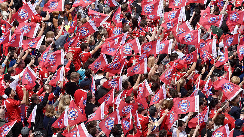 Vollkommen friedlich und einheitlich versammelten sich die Bayern-Anhänger am zentralen Platz der Stadt.