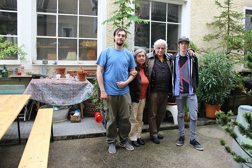 Harte Zeiten für die Familie Handl: Morgen Vormittag wird die Wohnung zwangsgeräumt (v. links): Thomasz, Marzena, Ulrich und Lucas.