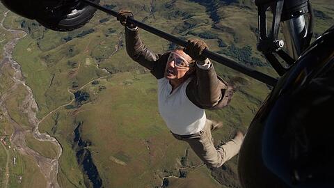 Wieder in seinem Action-Element: Tom Cruise in schwindelerregender Höhe in "Mission: Impossible - The Final Reckoning".