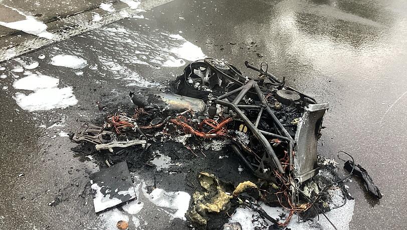 Nur noch ein Trümmerhaufen: Wrackteile eines ausgebrannten Motorrads auf der A95