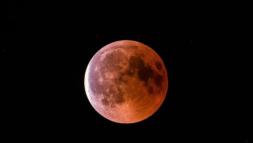 Ob man den Mond in Bayern am Sonntag so deutlich sehen kann, ist unklar. (Archivbild).