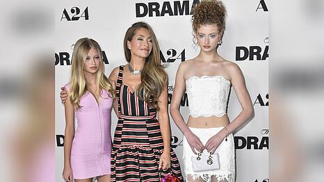 Rebecca Gayheart mit ihren T&ouml;chtern Georgia Geraldine (l). und Billie Beatrice (r.) bei der Premiere von "The Drama" in Los Angeles.