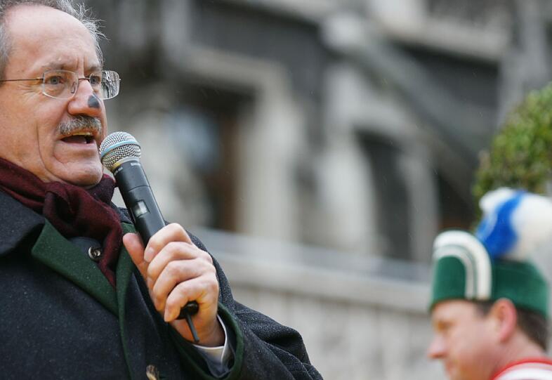 Wie alle sieben Jahre führen die Schäffler am Marienplatz ihren traditionellen Tanz auf. OB Christian Ude ist auch mit von der Partie.