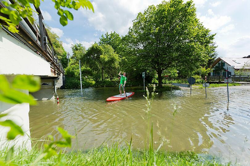 Fanatic-Teamfahrer Fabian Weber erkundet das Hochwasser in Diessen am Ammersee per Stand Up Paddeling