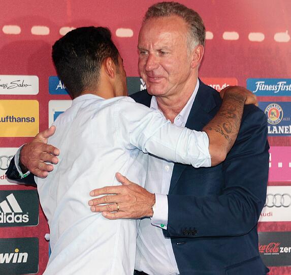 Der FC-Bayern-Neuzugang ist da: Thiago Alcántara bei seiner offiziellen Vorstellung am Dienstagnachmittag.