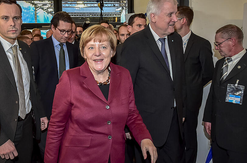 Szenen einer Polit-Ehe: Bundeskanzlerin Angela Merkel auf dem CSU-Parteitag in München.
