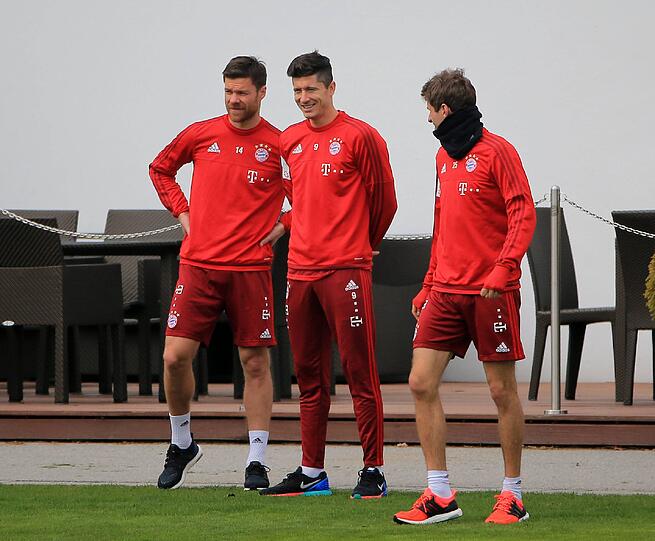 Die drei von der Tankstelle. Xavi, Lewandowski und Müller beobachten das Treiben.