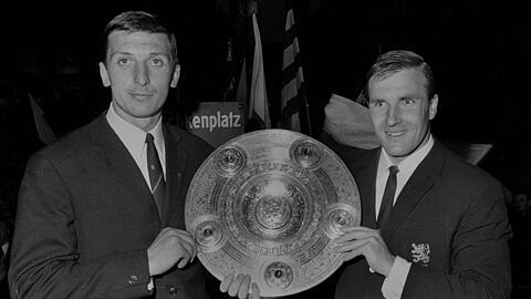 1966: Die Löwen Otto Luttrop (l.) und Rudi Brunnenmeier mit der Meisterschale am Marienplatz.