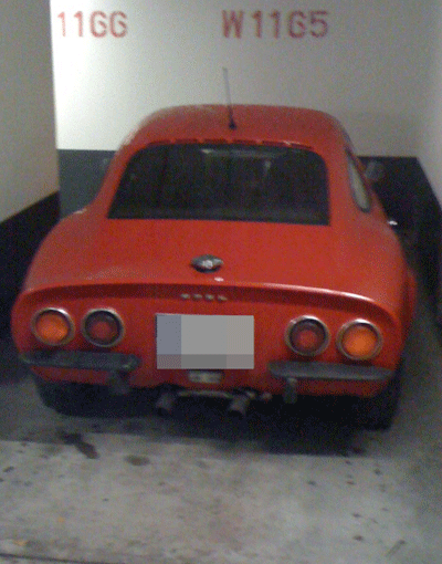 Ein Opel GT, Baujahr 1972 - die kleine Corvette hält Winterschlaf.