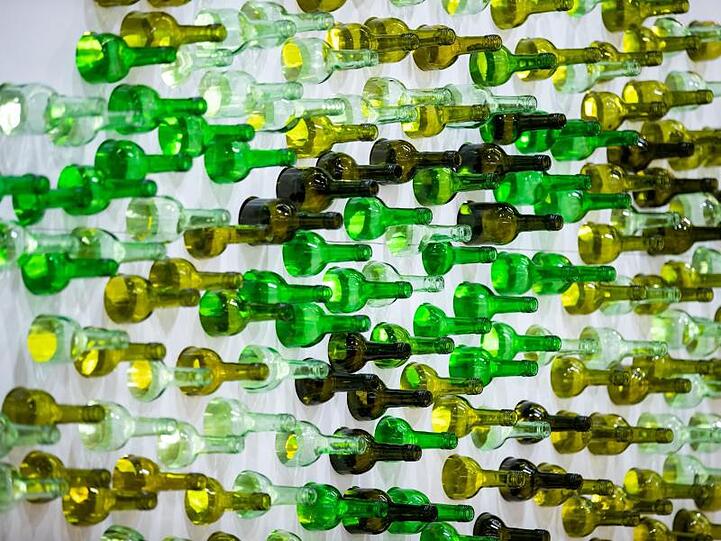 Zahlreiche leere Glasflaschen stecken während der Getränkemesse BrauBeviale zu Dekorations-Zwecken in einer Wand. Foto: Daniel Karmann