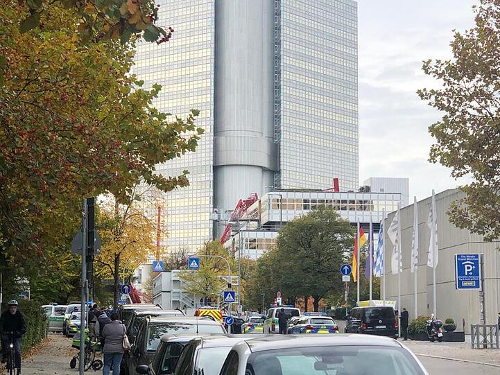Das Gebiet rund um den Unglücksort im Arabellapark ist weiträumig abgesperrt.